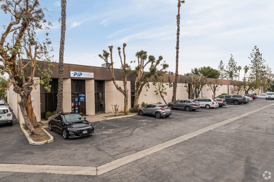 16525 Sherman Way, Van Nuys, CA for sale - Primary Photo - Image 1 of 1