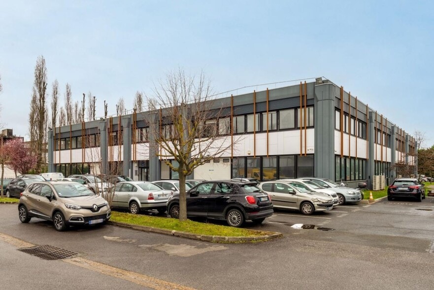 Light Industrial in Gennevilliers to rent - Building Photo - Image 1 of 17