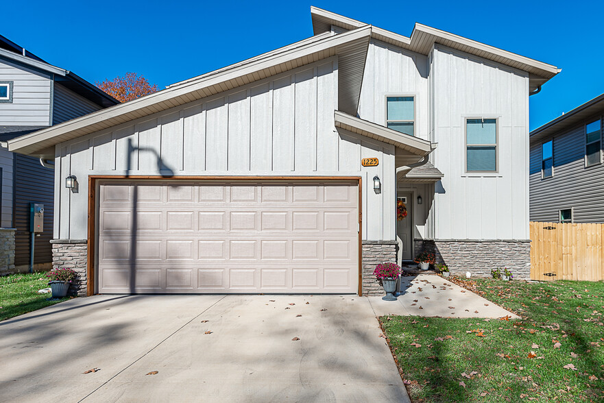 1225 E Paragon, Springfield, MO for sale - Primary Photo - Image 1 of 46