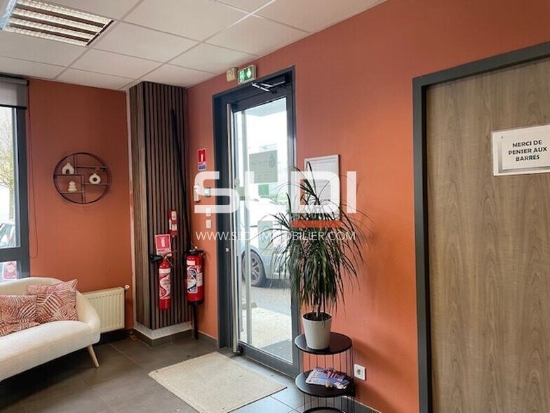 Light Industrial in Décines-Charpieu for sale - Lobby - Image 1 of 11