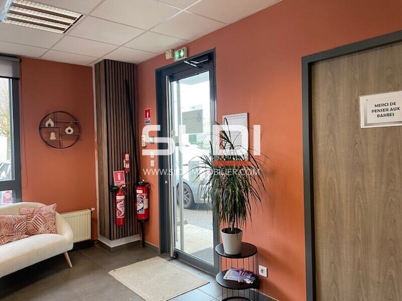 Light Industrial in Décines-Charpieu for sale Lobby- Image 1 of 12