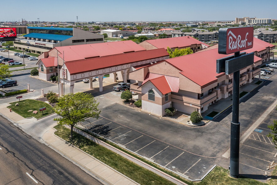 Dual Brand Red Roof Inn HomeTowne Studio portfolio of 2 properties for sale on LoopNet.co.uk - Building Photo - Image 1 of 53