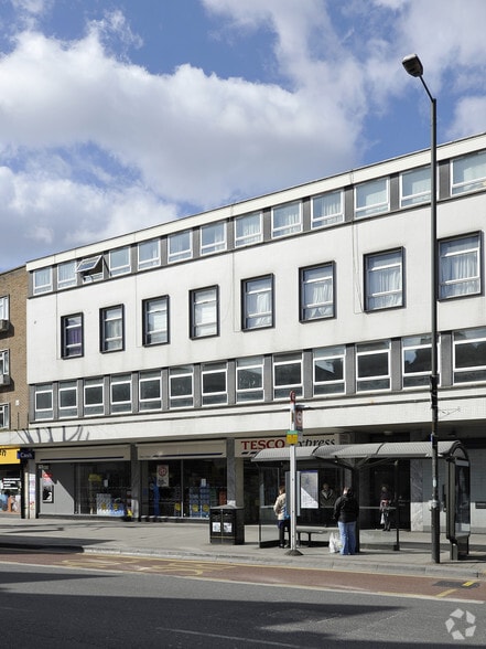 London Rd, Surrey to rent - Building Photo - Image 3 of 5