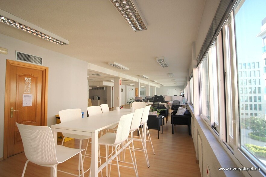 Office in Madrid, Madrid to rent - Building Photo - Image 2 of 3