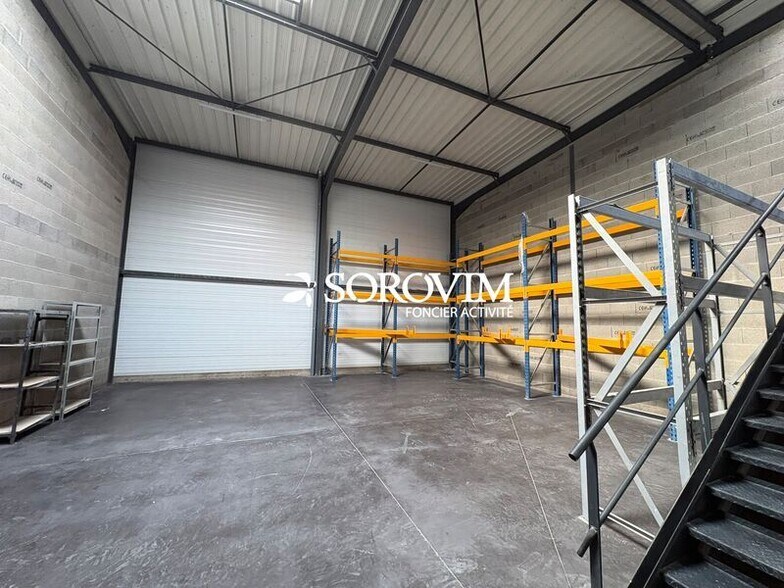 Light Industrial in Brignais to rent - Interior Photo - Image 2 of 7