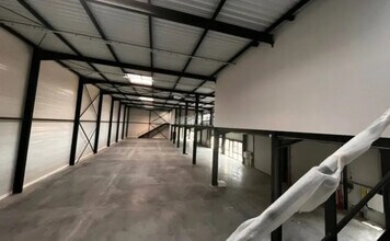 Light Industrial in Saint-Quentin-Fallavier to rent Interior Photo- Image 2 of 2