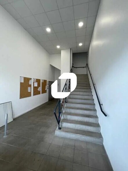 28 Chemin Latéral, Romainville to rent - Interior Photo - Image 3 of 23