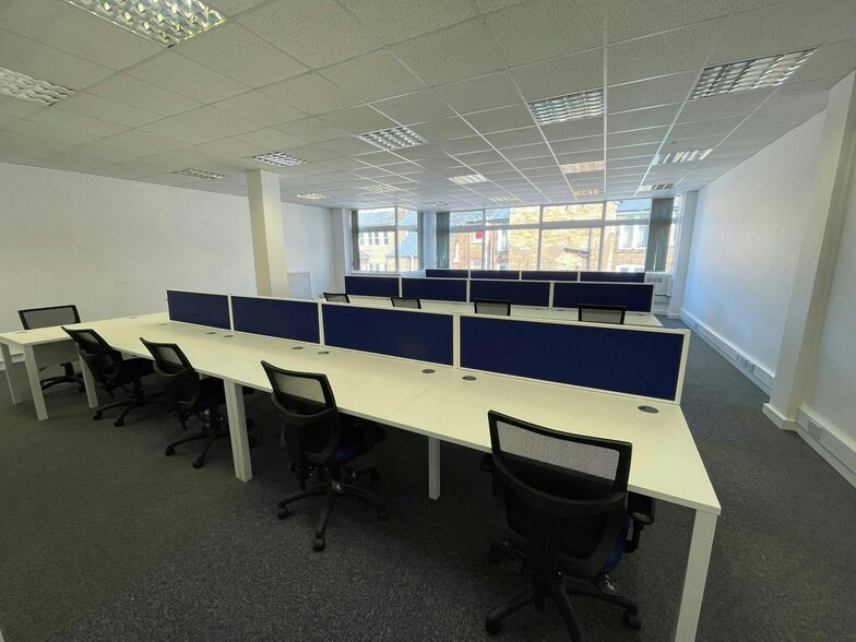 24-28 Queen Victoria St, Reading to rent - Building Photo - Image 3 of 5