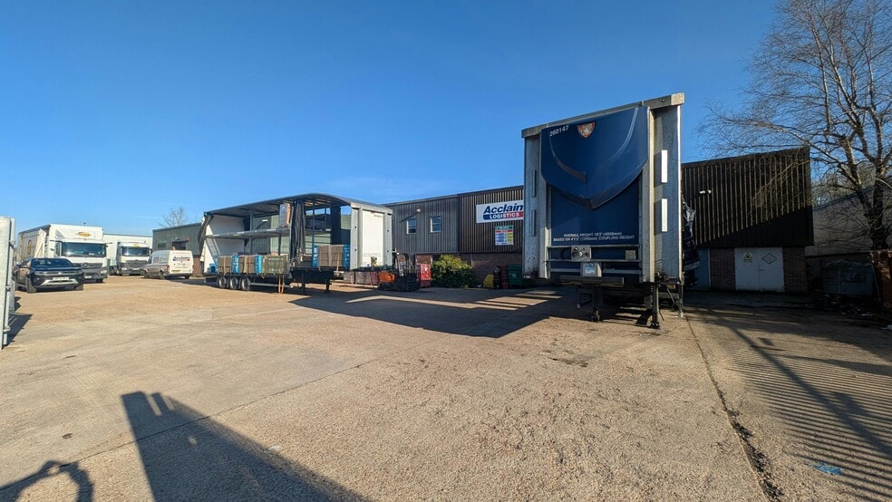 School Ln, Eastleigh to rent - Building Photo - Image 2 of 11