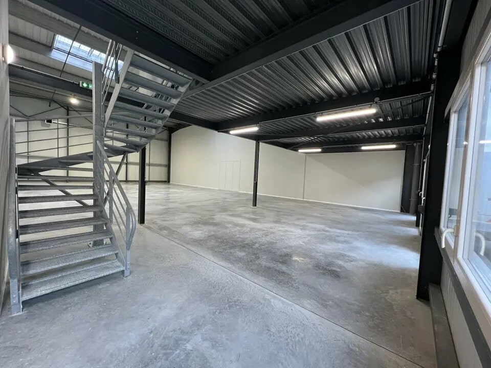 Location Entrepôt 555 m² - Photo 1
