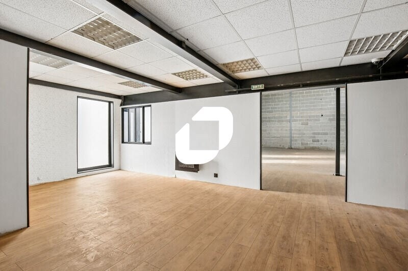 Office in Le Thillay to rent Interior Photo- Image 1 of 15