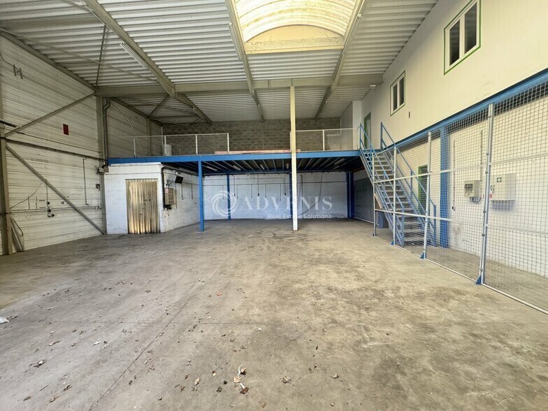 Light Industrial in Claye-Souilly to rent - Interior Photo - Image 1 of 9