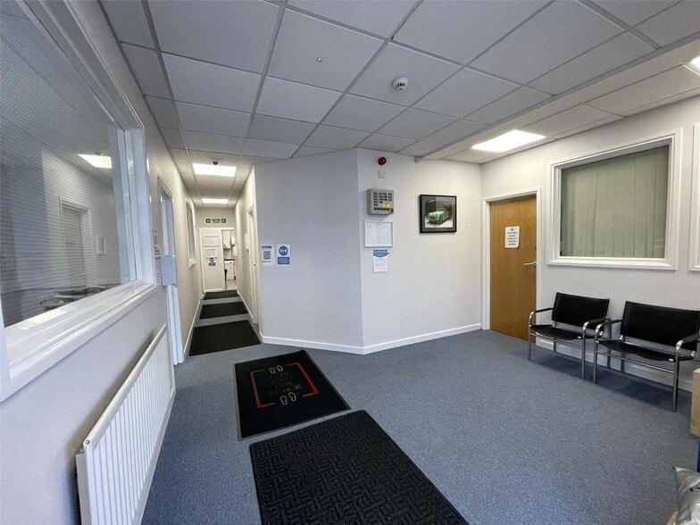 12 Tallon Rd, Brentwood to rent - Building Photo - Image 3 of 16