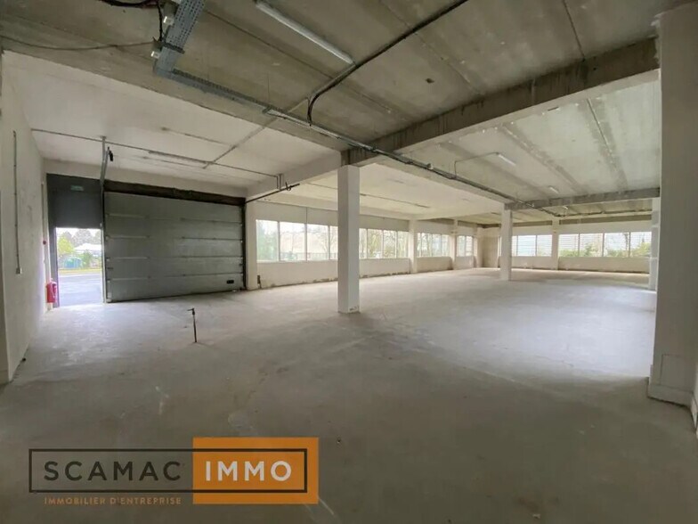 Office in Les Ulis to rent - Building Photo - Image 2 of 8