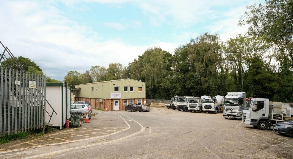 Birtley Green, Guildford to rent - Primary Photo - Image 1 of 3