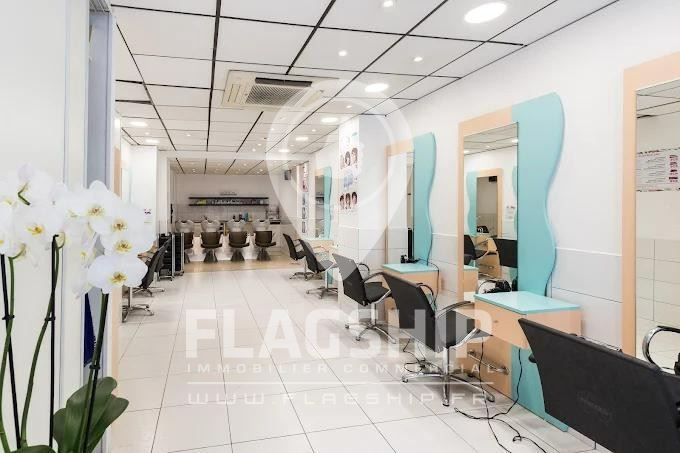 Retail in Clichy to rent - Interior Photo - Image 2 of 3