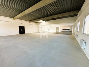 Light Industrial in Verrières-le-Buisson to rent Interior Photo- Image 1 of 6