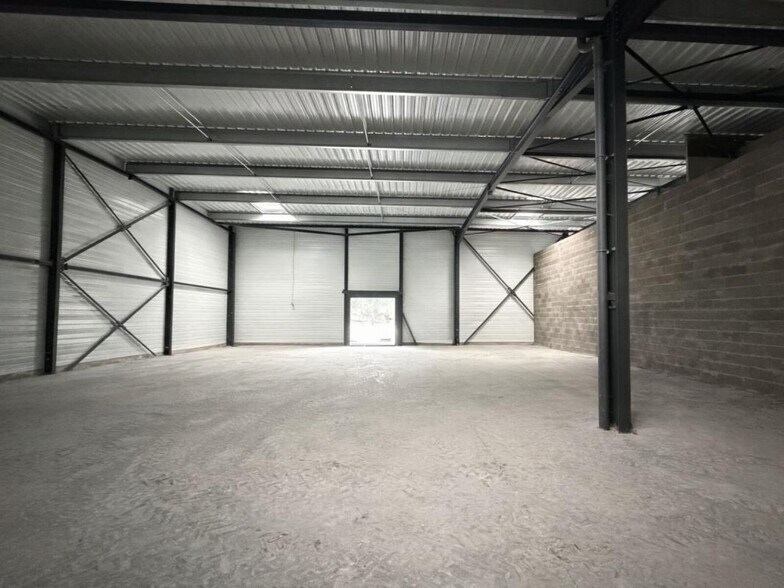 Retail in Anse to rent - Interior Photo - Image 3 of 5