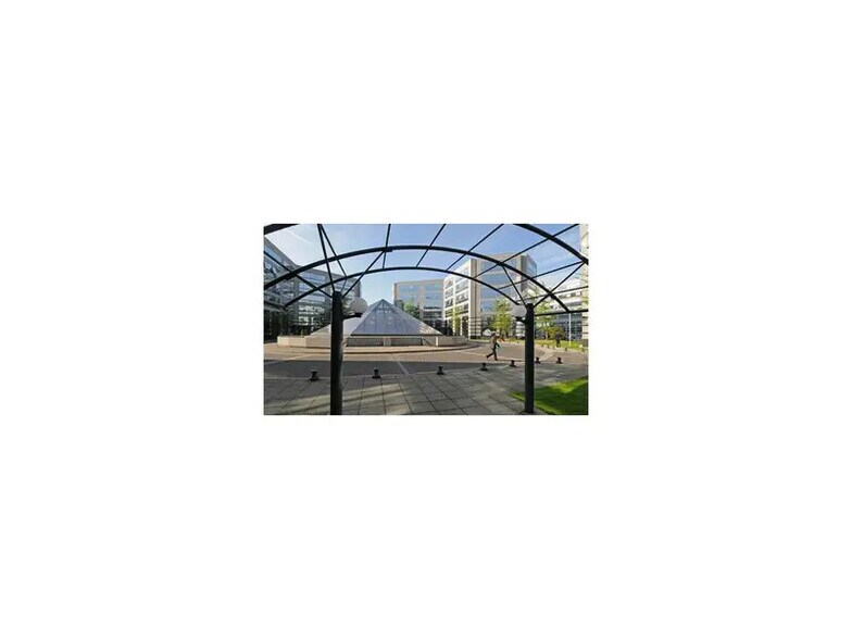 Office in Tremblay-en-France to rent - Building Photo - Image 1 of 4