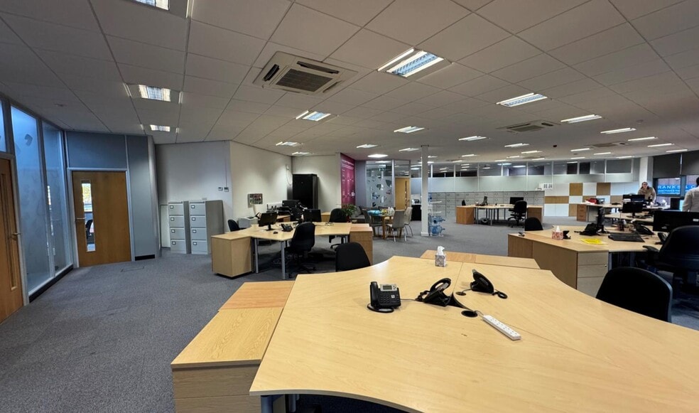 800 Brightside Ln, Sheffield for sale - Interior Photo - Image 3 of 9