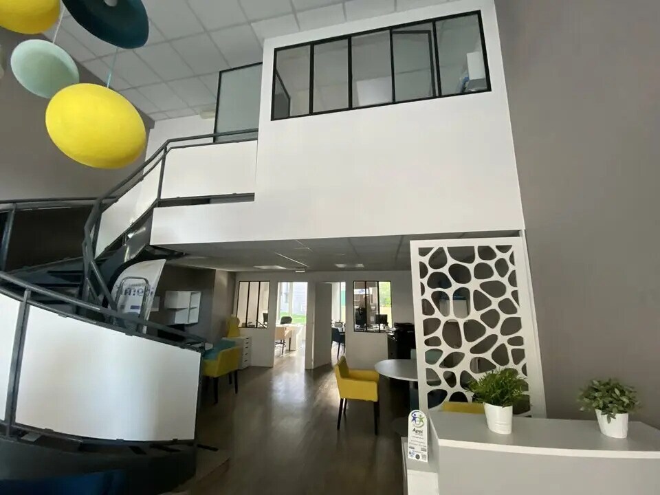 Retail in Montigny-le-Bretonneux to rent Interior Photo- Image 1 of 6