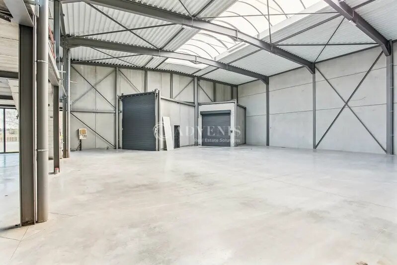 Light Industrial in Le Mesnil-Amelot to rent Building Photo- Image 1 of 13