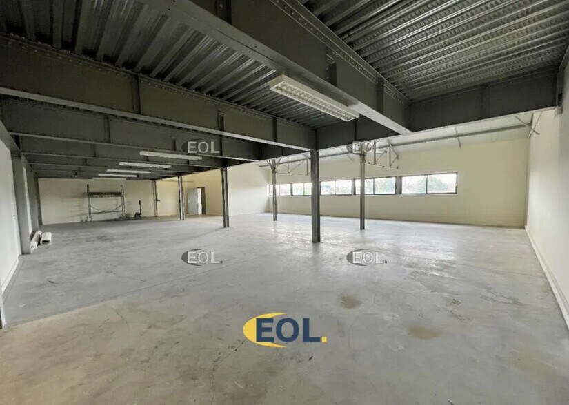 Light Industrial in Bondy to rent - Interior Photo - Image 2 of 6