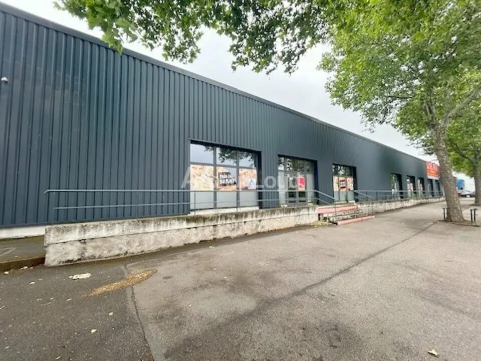 Location Commerce 850 m² - Photo 1