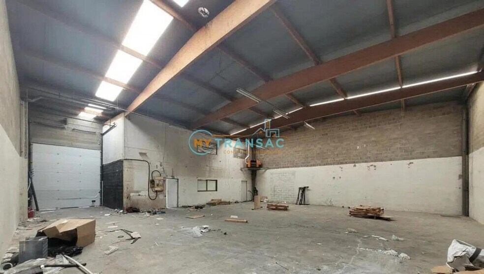 Light Industrial in Émerainville to rent - Interior Photo - Image 2 of 10