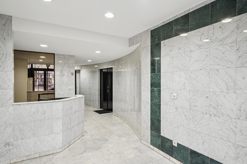 Office in Montrouge to rent - Lobby - Image 2 of 2