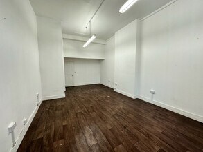 271-271D Willesden Ln, London to rent Interior Photo- Image 2 of 3