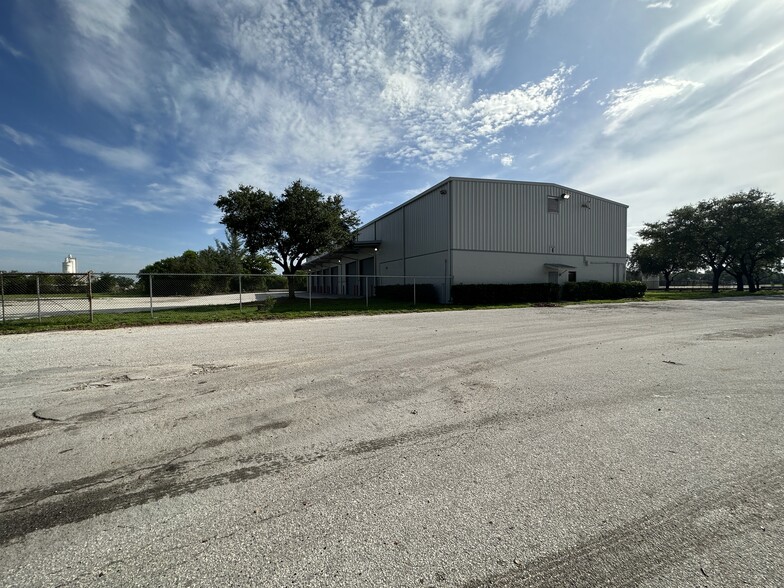 2501 Wiles Rd, Deerfield Beach, FL for rent - Building Photo - Image 3 of 16