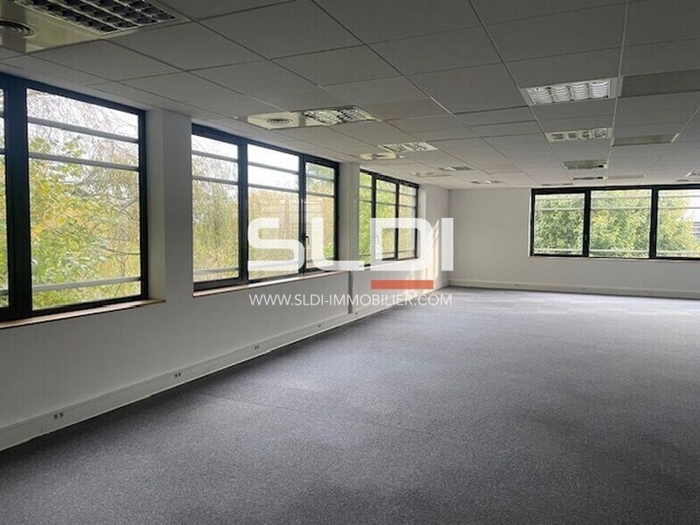 Office in Saint-Priest to rent - Interior Photo - Image 2 of 7