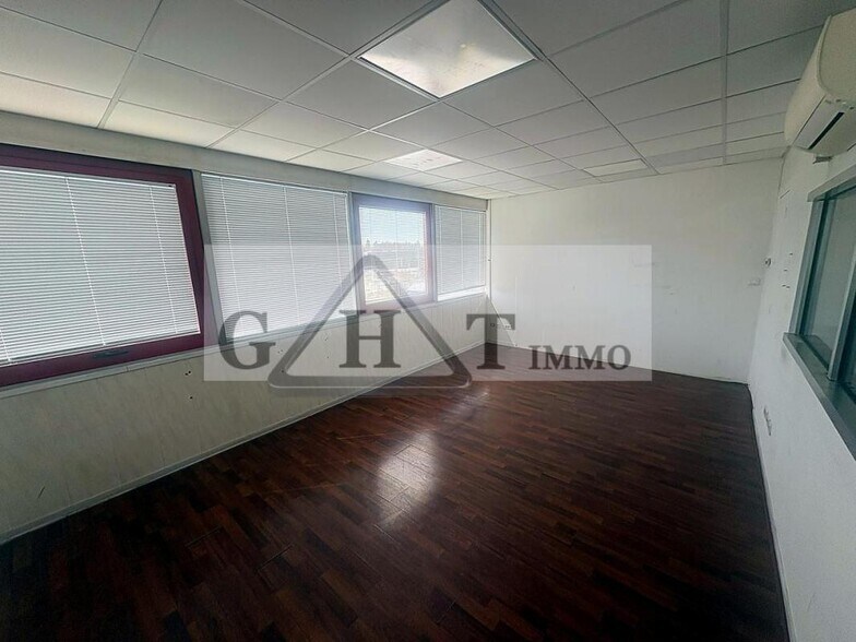 Industrial in Savigny Le Temple for sale - Interior Photo - Image 2 of 15