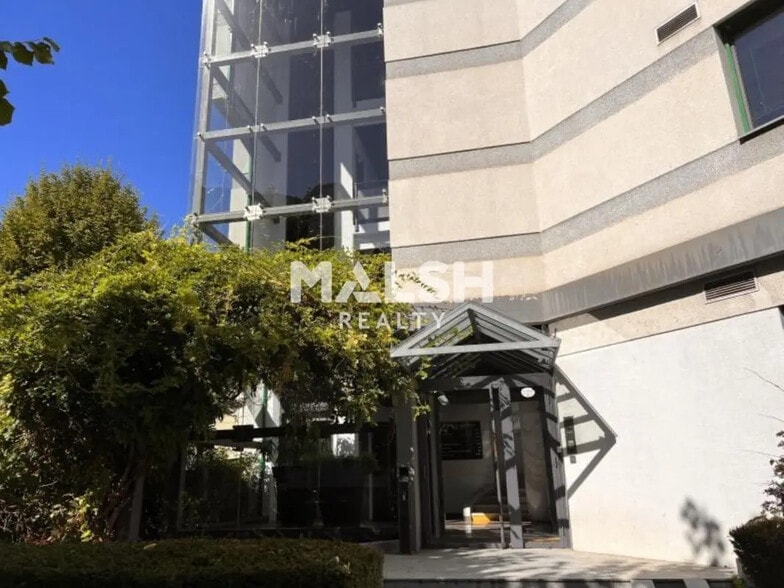 Office in Lyon to rent - Building Photo - Image 1 of 6