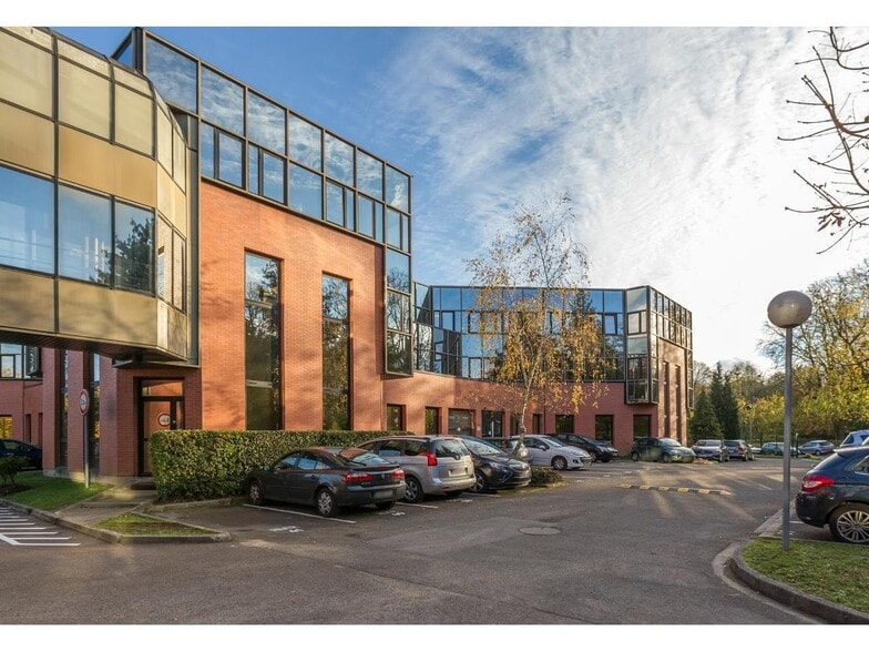 12 Rue Du Fort De Saint-Cyr, Montigny-le-Bretonneux to rent - Building Photo - Image 3 of 5