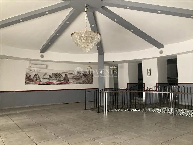 Location Commerce 568 m² - Photo 1