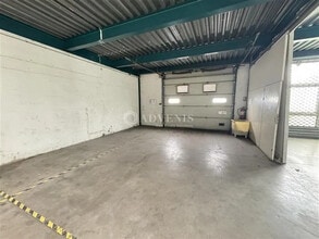 Light Industrial in Tremblay-en-France to rent Interior Photo- Image 2 of 6