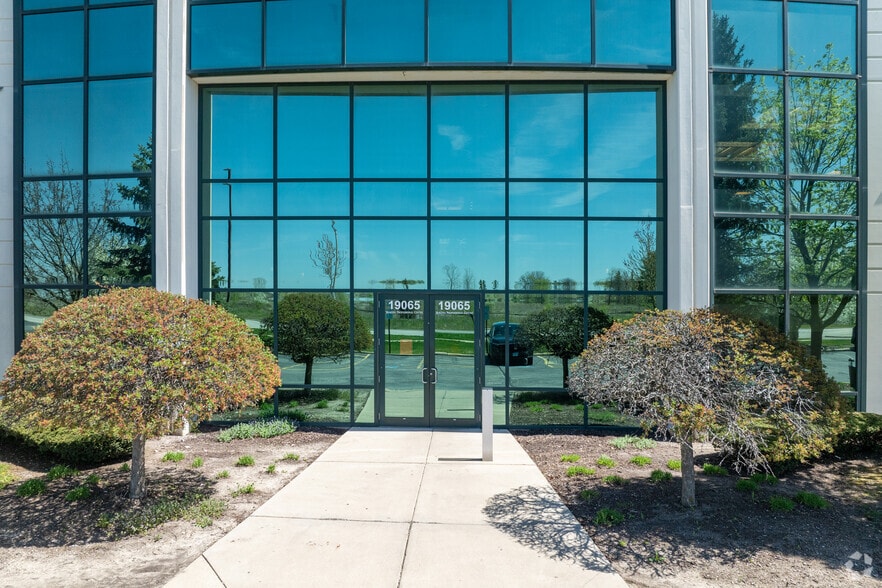 19065 Hickory Creek Dr, Mokena, IL to rent - Building Photo - Image 3 of 4