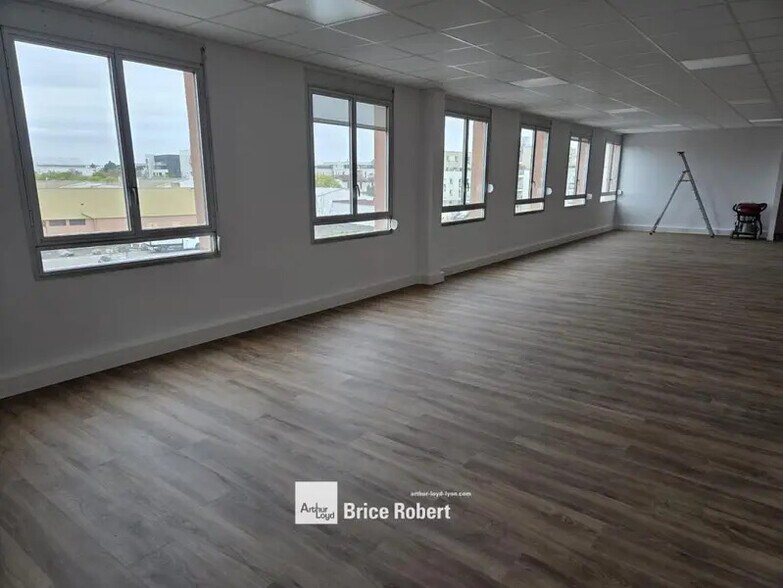 32 Rue De La République, Décines-Charpieu to rent - Building Photo - Image 2 of 14