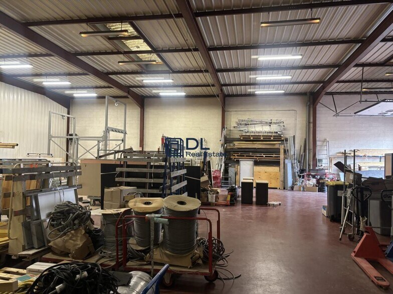 Industrial in Draveil to rent - Interior Photo - Image 2 of 6