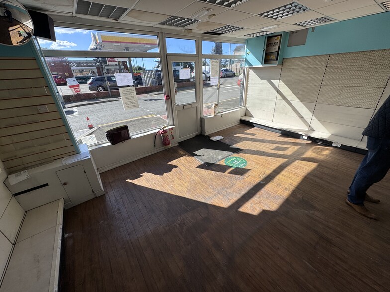 5 St Teilo St, Pontarddulais for sale - Interior Photo - Image 2 of 7