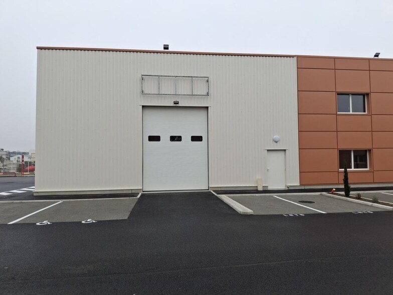 Light Industrial in Chassieu to rent - Building Photo - Image 2 of 7