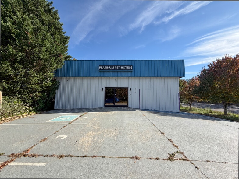 900 W Chapel Rd, Asheville, NC for sale - Building Photo - Image 2 of 35