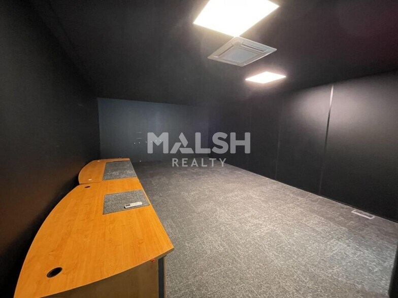 Light Industrial in Villeurbanne to rent - Interior Photo - Image 2 of 14