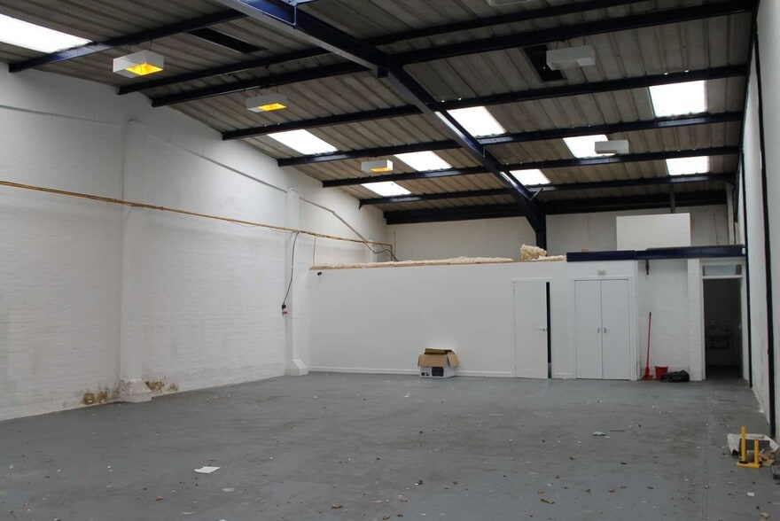2-10 Napier Ct, Cumbernauld to rent - Interior Photo - Image 2 of 2