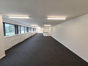 Denbigh Hall, Milton Keynes to rent Interior Photo- Image 2 of 5