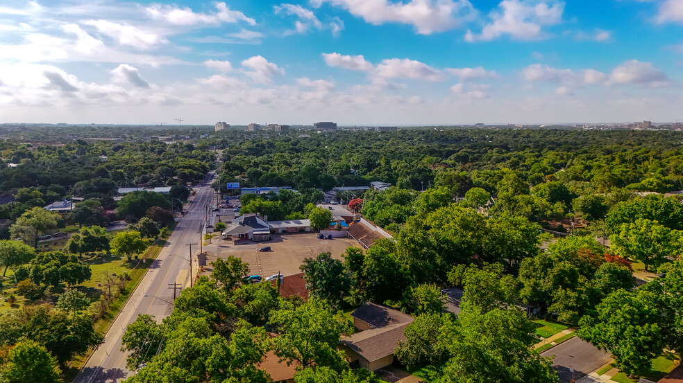 2825 Hancock Dr, Austin, TX for sale - Building Photo - Image 3 of 6