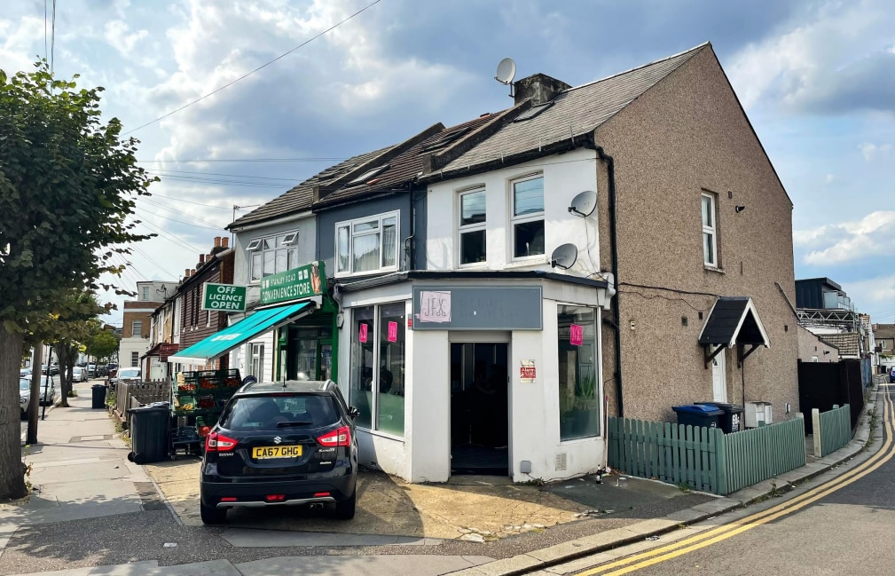 68 Stanley Rd, Croydon to rent Building Photo- Image 1 of 2