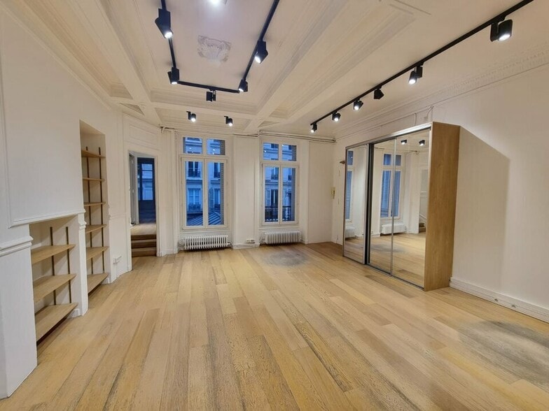 Office in Paris for sale - Interior Photo - Image 1 of 9